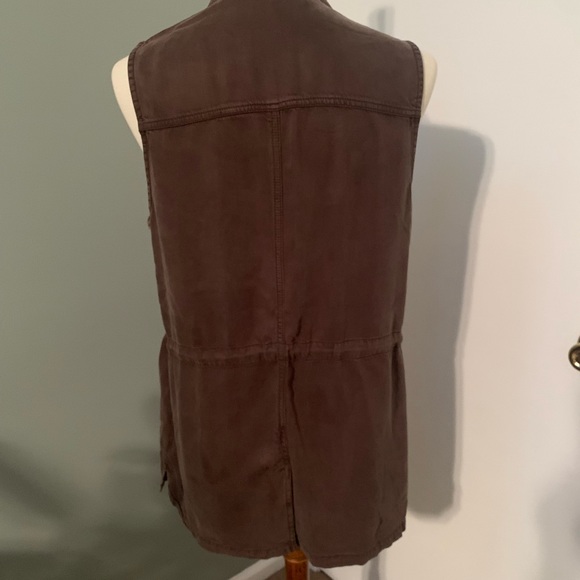 Great casual vest to layer over sweaters and tops. - Picture 2 of 2